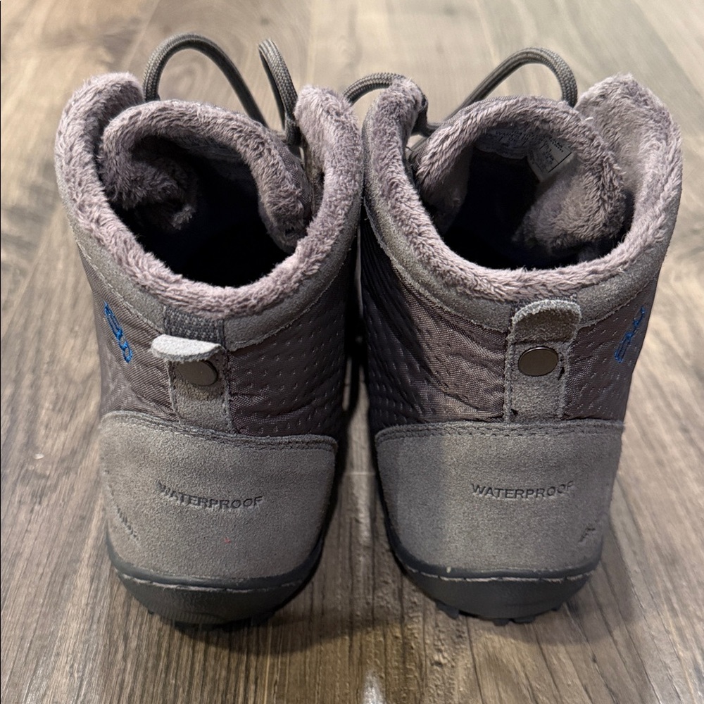 NWOT Columbia Women’s Hiking Boots - Picture 3 of 5